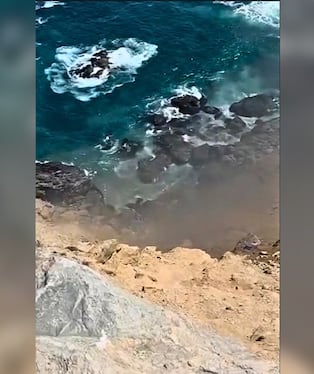 Tráiler cae al mar en la Panamericana Sur, en tramo Ático-Ocoña. Foto: Captura de pantalla.