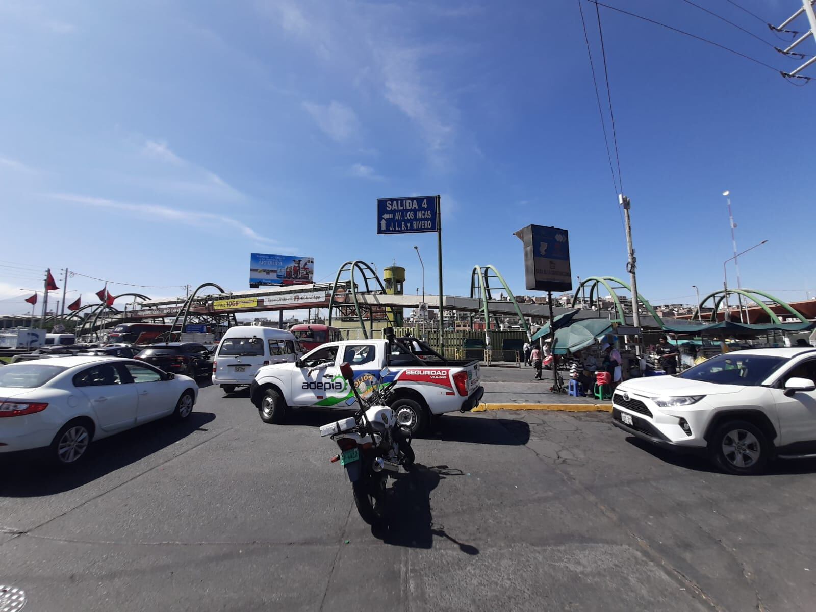 Congestión vehicular por desconocimiento de cambio del sentido de vías. (Foto: GEC)