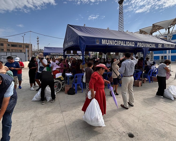 Los alimentos de primera necesidad que se entregan son adquiridos por la municipalidad gracias al pago oportuno de los tributos de ciudadanos responsables con su ciudad y este año se ha previsto hacer tres entregas similares.