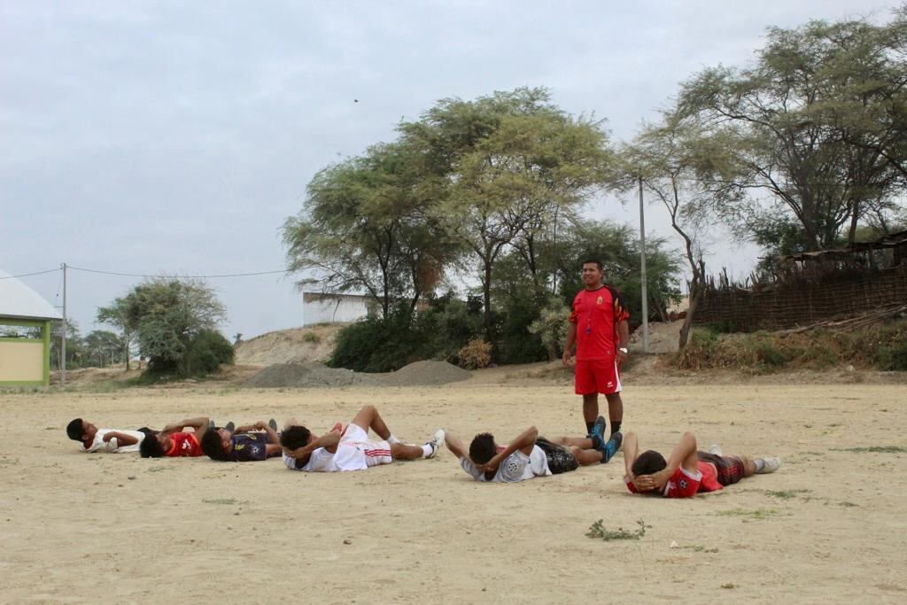 Policía les enseña a jugar futbol a niños y adolescentes en Piura