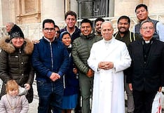 El papa León XIV recibe chifles piuranos durante Encuentro UNIV 2026