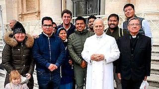 El papa León XIV recibe chifles piuranos durante Encuentro UNIV 2026