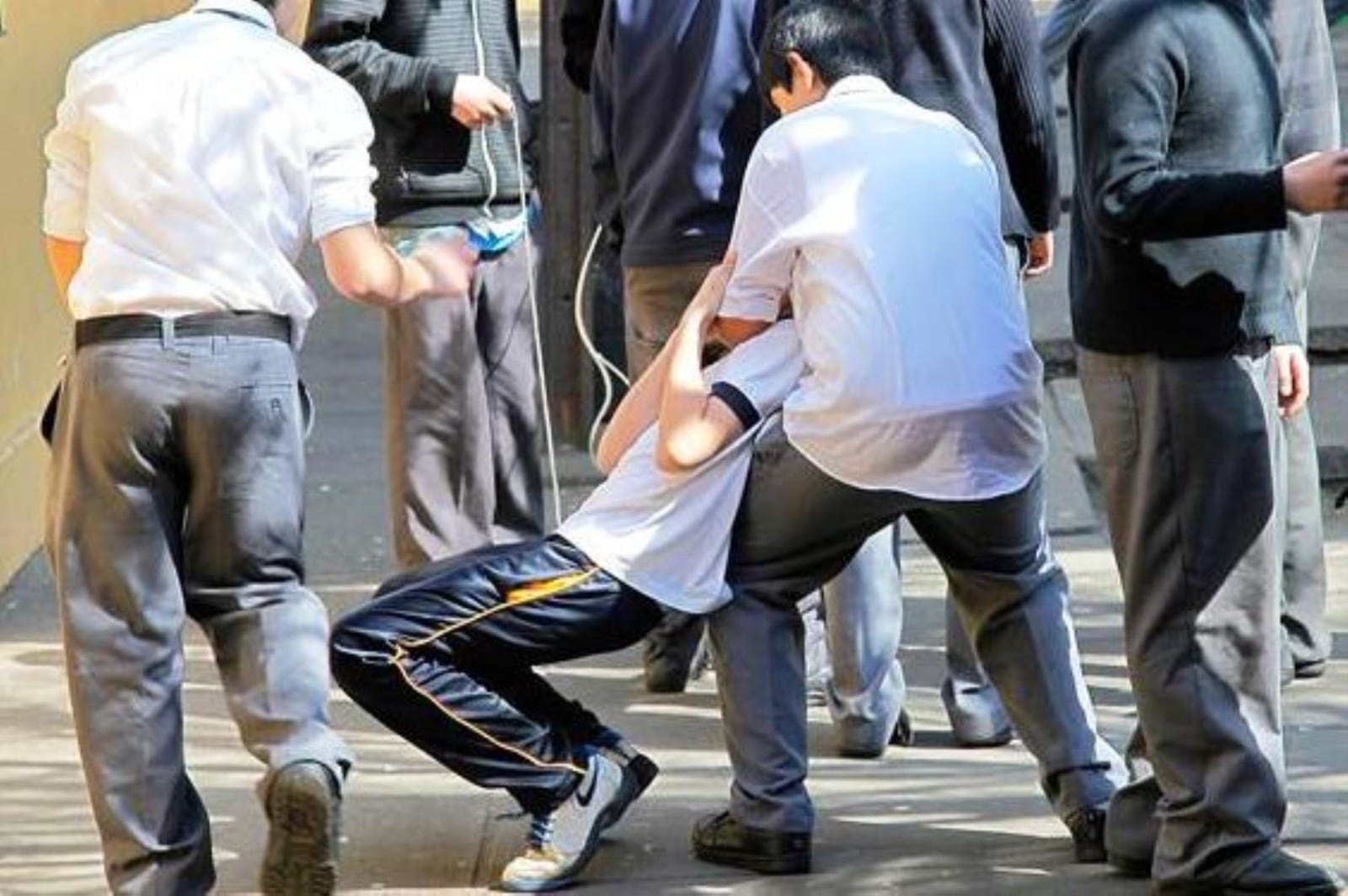 El decano del Colegio de Profesores asegura que la ley los ata de manos y las autoridades no hacen nada por evitar que la cifra de violencia escolar siga aumentando. El especialista de Convivencia Escolar Regional de la DREP precisó que existen protocolos de atención que se sigue en las II.EE, pero hay una debilidad