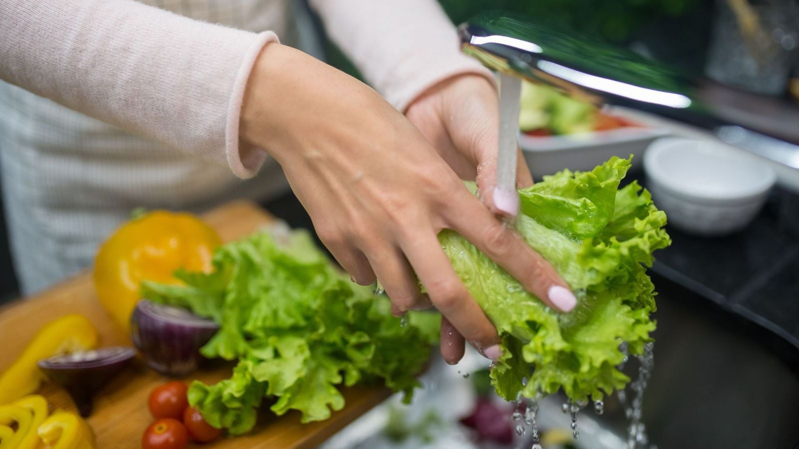 La seguridad de los alimentos también depende de lo que hacemos en la cocina. La higiene, la refrigeración y evitar la contaminación cruzada son algunos cuidados que pueden incorporarse a la rutina.
