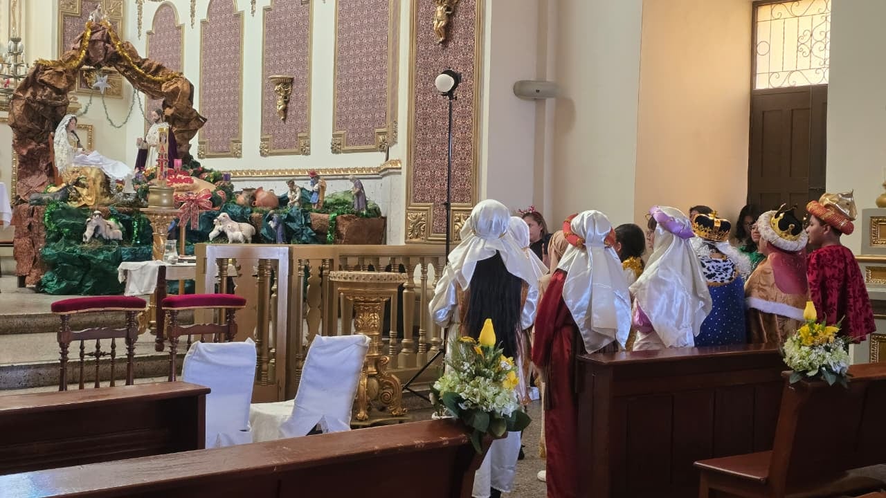 Niños adoradores visitan nacimientos en iglesias del Centro Histórico de Arequipa. (Foto: Yunsu Pariapaza/@photo.gec)
