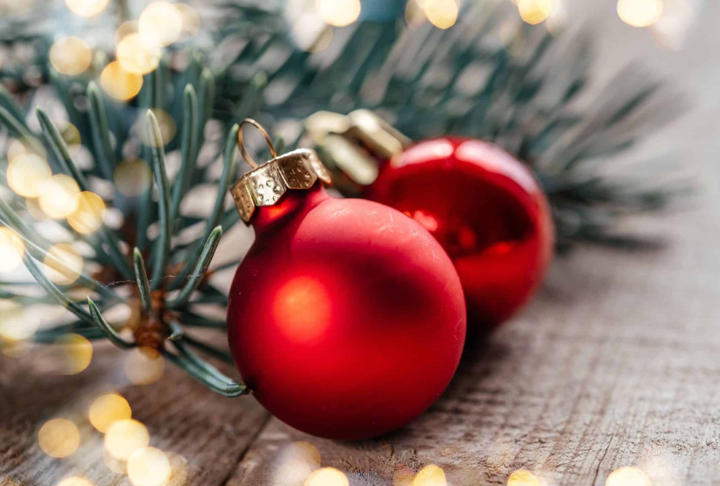 Más allá de la decoración, estos tonos tradicionales tienen un origen histórico, simbólico y cultural que explica su presencia constante en la Navidad. (Foto: Freepik)