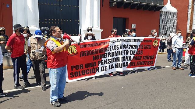 La Libertad: Trabajadores de diversos sindicatos protestan por promesas incumplidas de los congresistas (VIDEO)