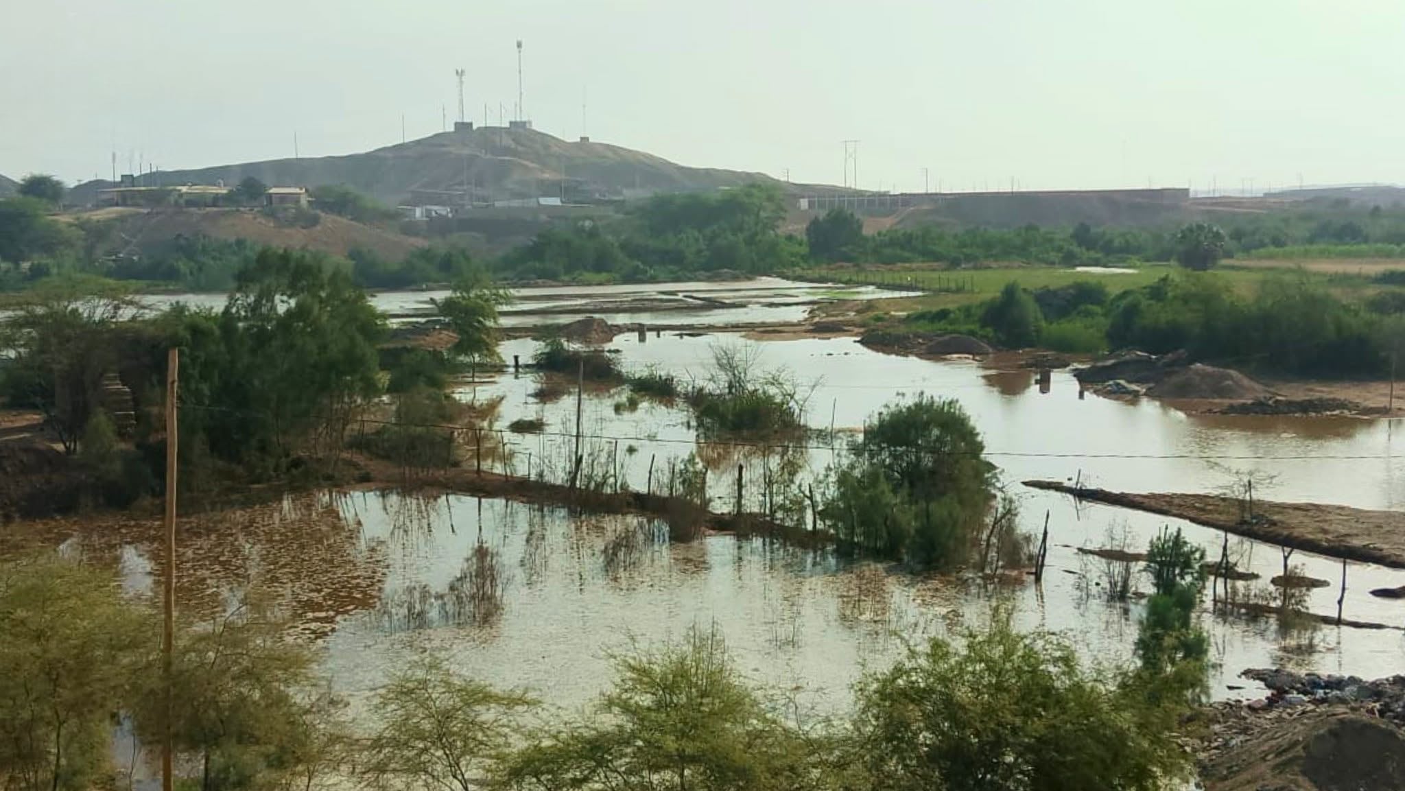 Un dique de la empresa Caña Brava habría cedido y afectó varias áreas