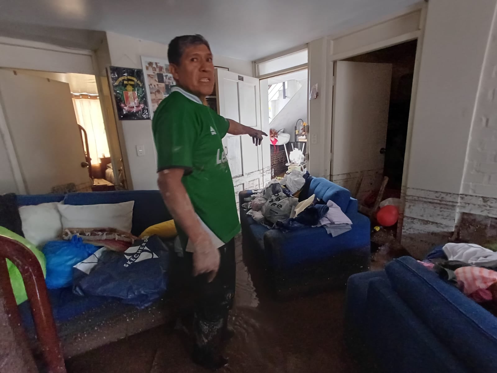 Inundación de los departamentos en los primeros pisos de los edificios en Flora Tristán (FOTO: Juan Guillermo Mamani)