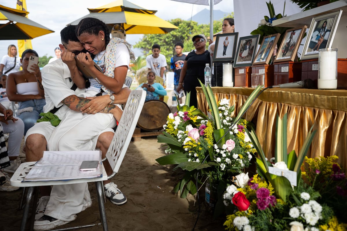Leonardo Suárez, junto a su hermana, Paola Suárez sostienen imágenes de sus familiares fallecidos en los dos terremotos, durante una ceremonia fúnebre en Catia La Mar (Venezuela). Foto: EFE/ Ronald Peña R