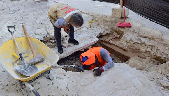 Encuentran estructura metálica de pozo de agua en Plaza de Armas de Piura