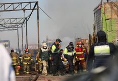 Arequipa: Reportan un bombero y 7 vecinos heridos durante incendio en madereras (FOTOS Y VIDEOS)