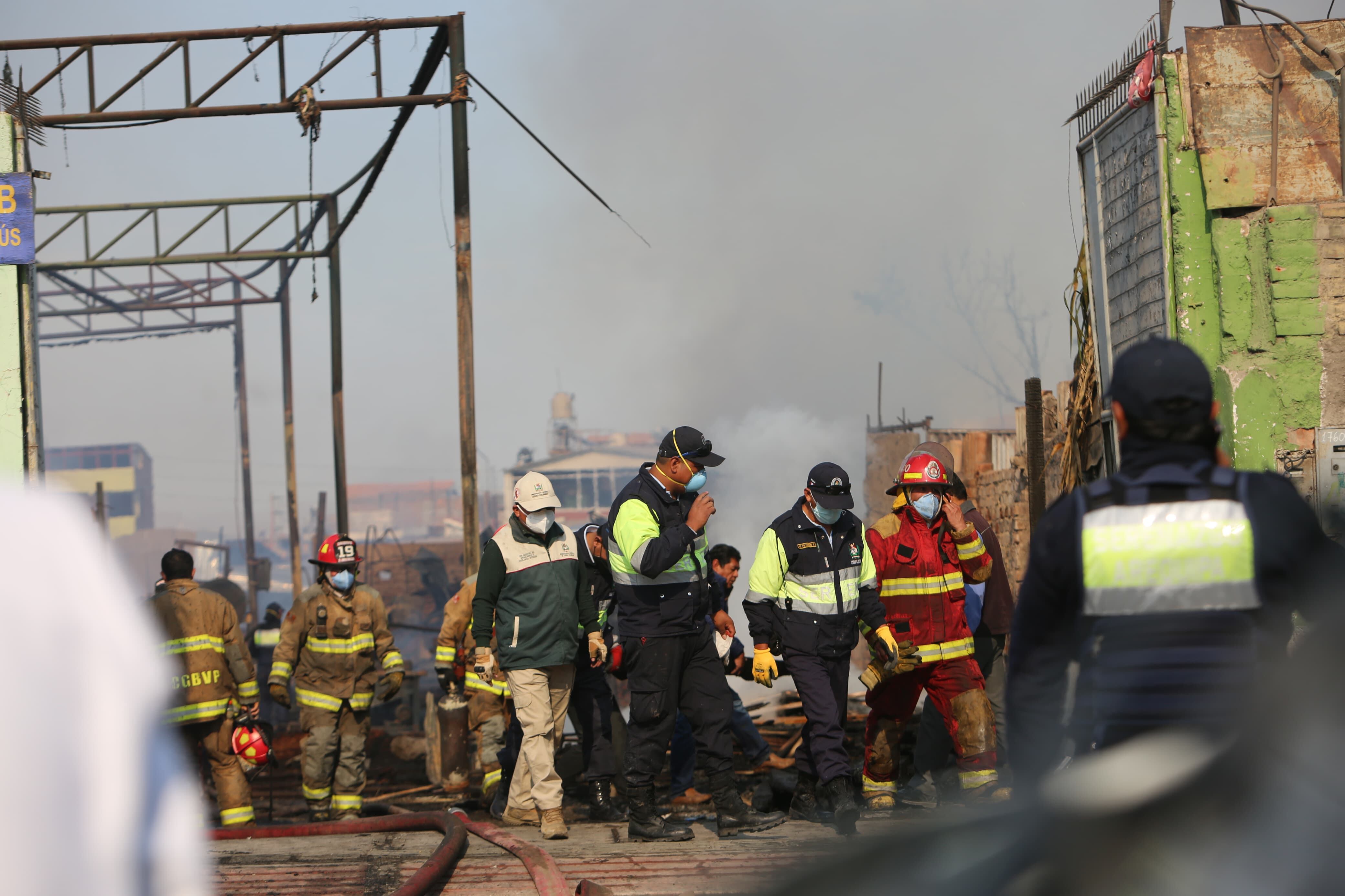 Más de 40 bomberos en la zona del incendio. (Foto: Leonardo Cuito)