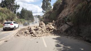 Derrumbe de tierra en Quebrada Honda altera el tránsito en Carretera Central 