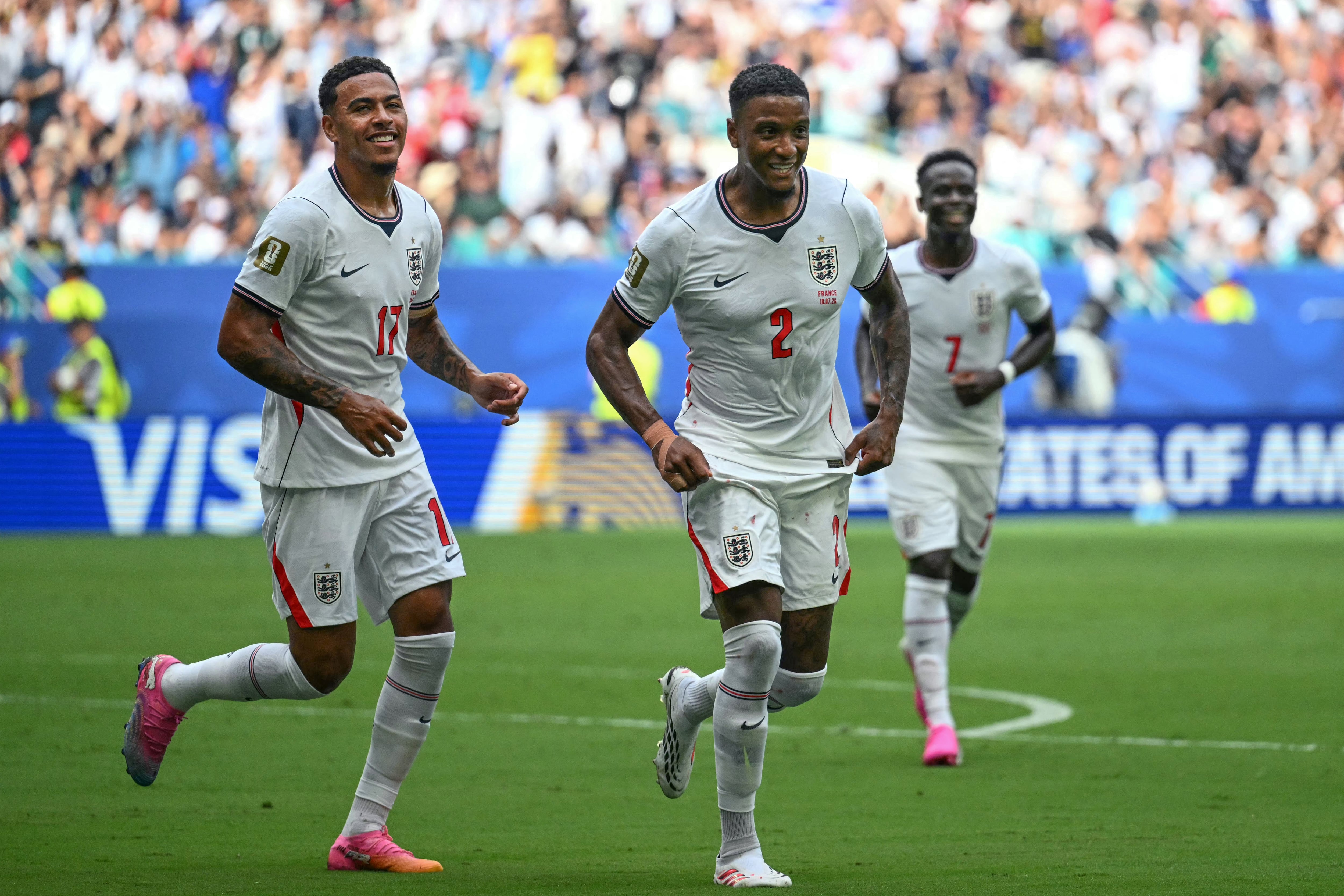 Inglaterra 2-0 Francia. El segundo tanto fue anotado por Ezri Konsa, quien celebra. (Photo by CHANDAN KHANNA / AFP)