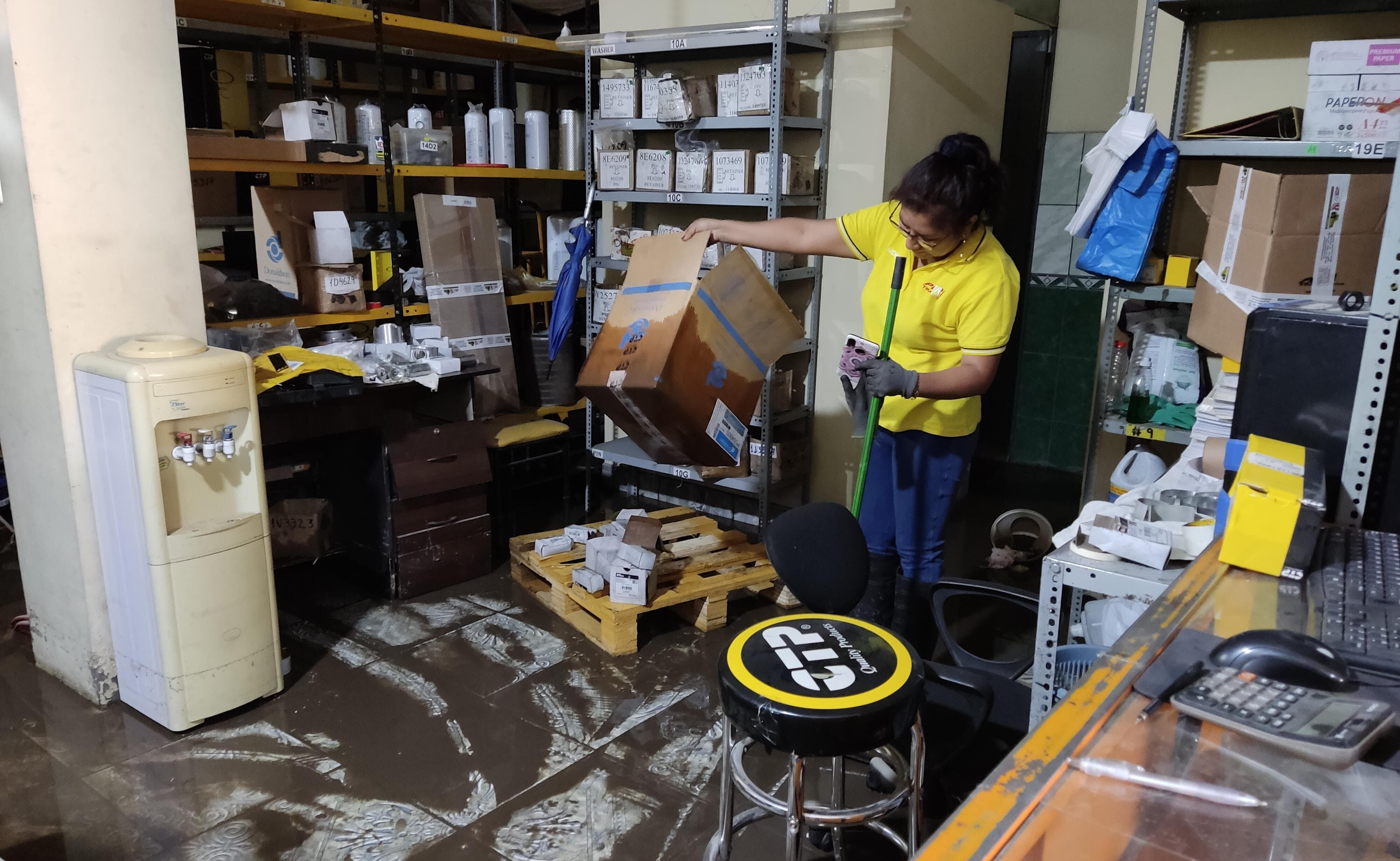 Presencia de agua y tierra en el negocio. Foto: Leonardo Cuito.