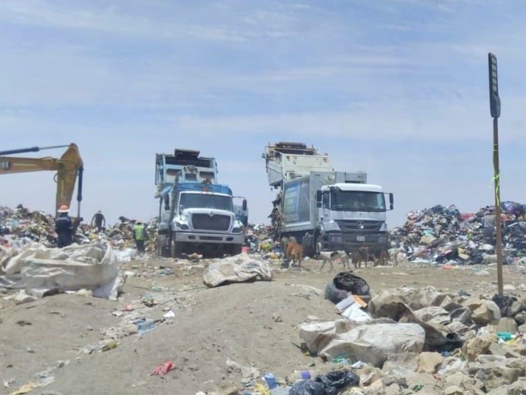 Mujer recuperó 7 mil dólares del botadero de basura Quebrada Honda en Arequipa (Foto: José Luis Bustamante y Rivero)