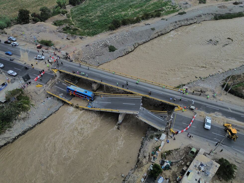 Bus de dos pisos de la empresa Cruz del Norte quedó atascado