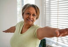 Invierno: 5 ejercicios clave para aliviar el dolor articular en adultos mayores desde casa