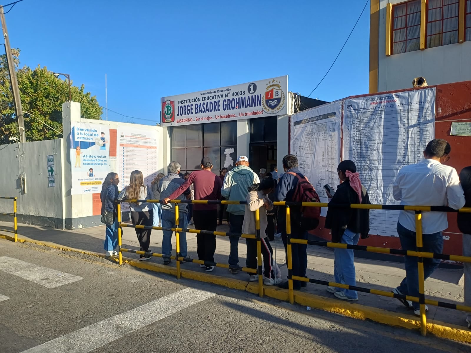Electores formaron colas para votar a primera hora del día (Foto: Juan Guillermo Mamani/@photo.gec)