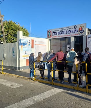 Electores formaron colas para votar a primera hora del día (Foto: Juan Guillermo Mamani/@photo.gec)