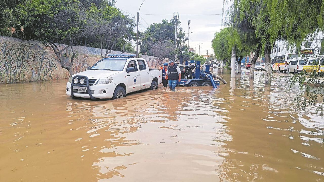 De acuerdo con lo señalado por especialistas, la llegada de masas de agua caliente y la alteración de los vientos en el océano Pacífico podrían desatar el fenómeno natural. En tanto, debido a las lluvias, el COEN emitió boletín mediante el cual advierte riesgo de activación de quebradas en las 12 provincias de la región.