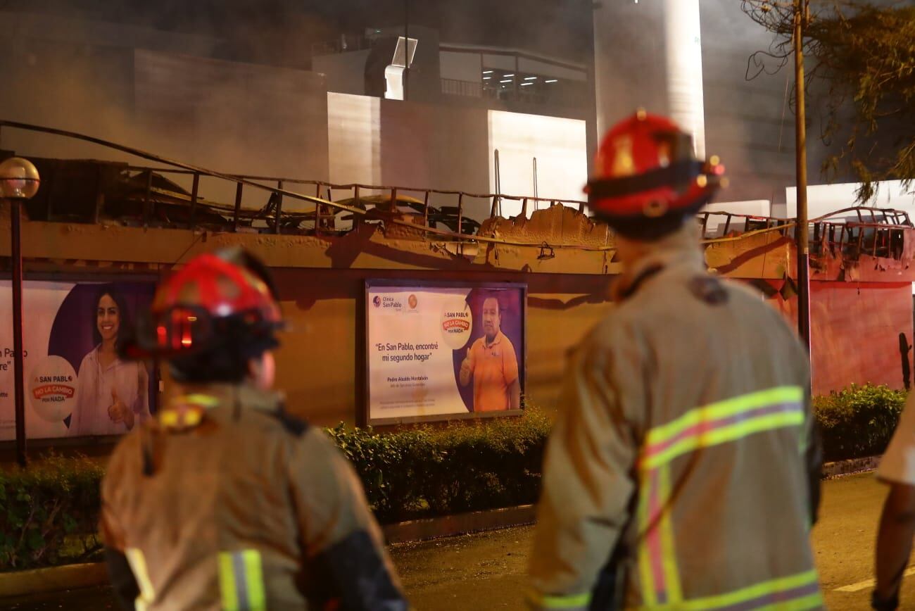 Frontis de la clínica San Pablo de Surco presenta daños tras incendio. FOTO: Jesús Saucedo@photo.gec