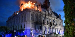 Un incendio en el ayuntamiento de Limoges tras la entrada forzada de un grupo de personas durante las protestas contra el elevado coste de la vida en Francia, el 17 de octubre de 2026. (Foto de Pascal LACHENAUD / AFP).
