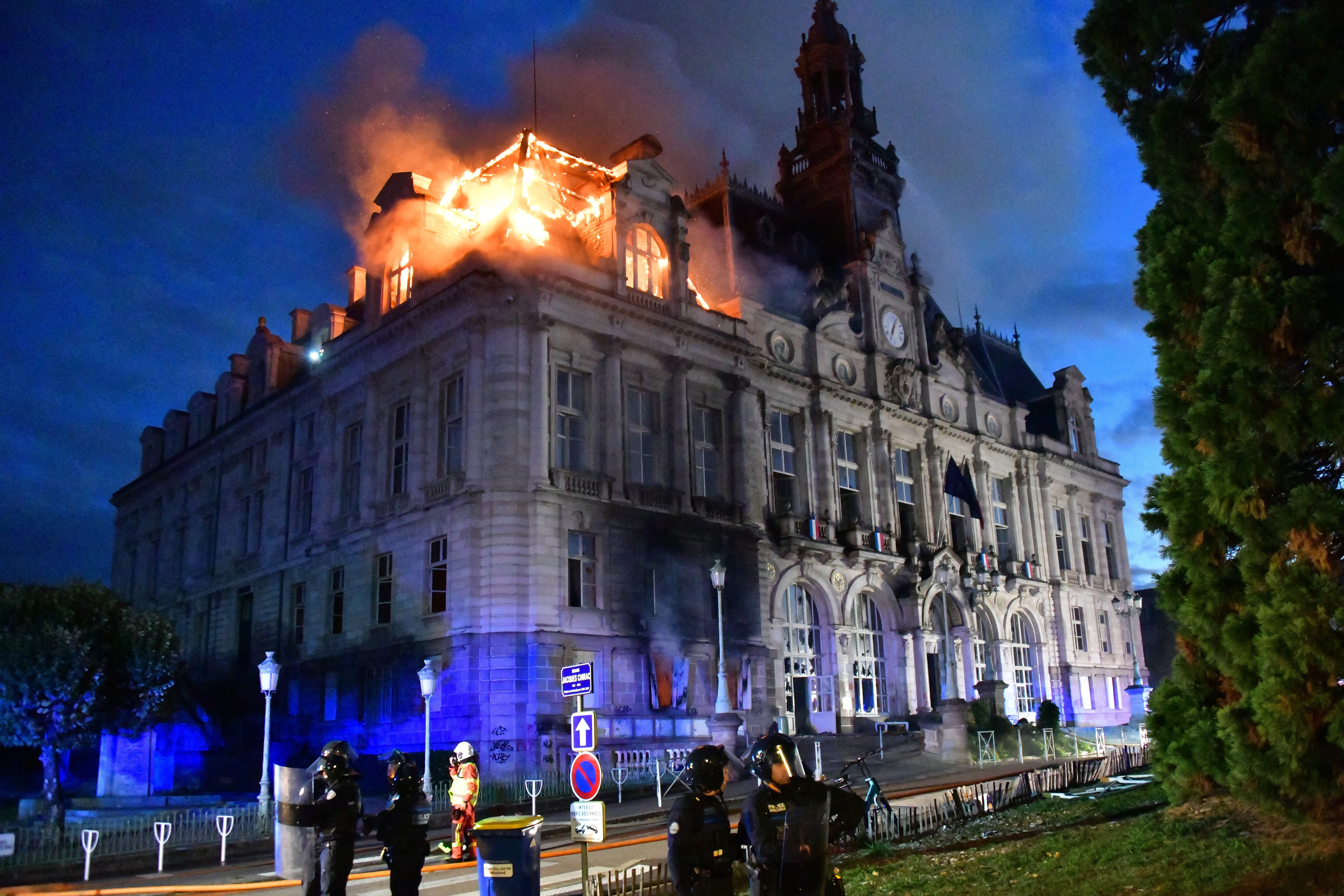 Un incendio en el ayuntamiento de Limoges durante las protestas contra el elevado coste de la vida en Francia. (Foto de Pascal LACHENAUD / AFP).