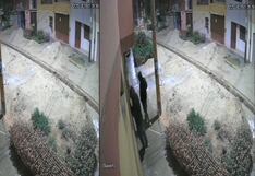 Trujillo: Cámaras de seguridad captan a dos hombres forcejeando la puerta de una vivienda (VIDEO)