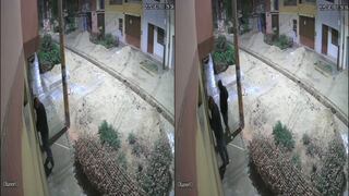 Trujillo: Cámaras de seguridad captan a dos hombres forcejeando la puerta de una vivienda (VIDEO)