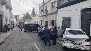 Bus de transporte público choca a 4 vehículos menores en Arequipa (VIDEO)