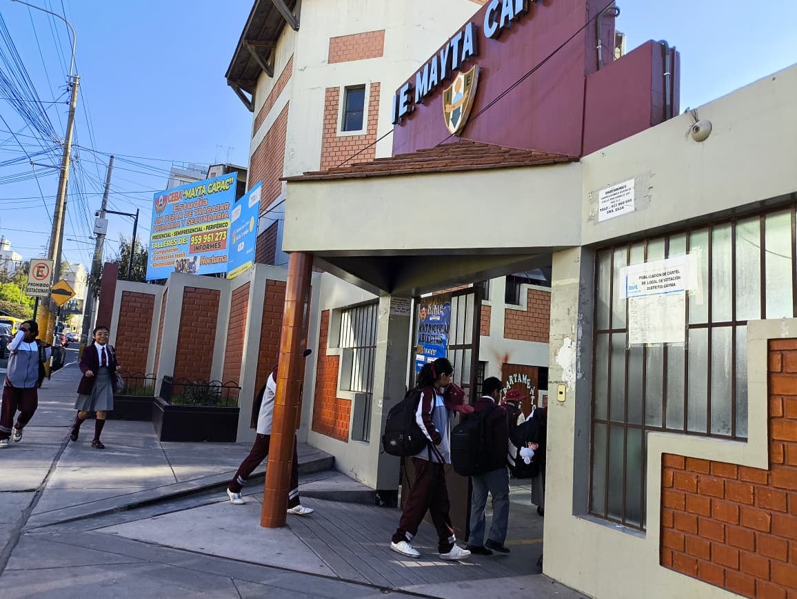 Personal de ONPE aún no deja locales de votación y escolares llegan a colegios en Arequipa (Foto:GEC)