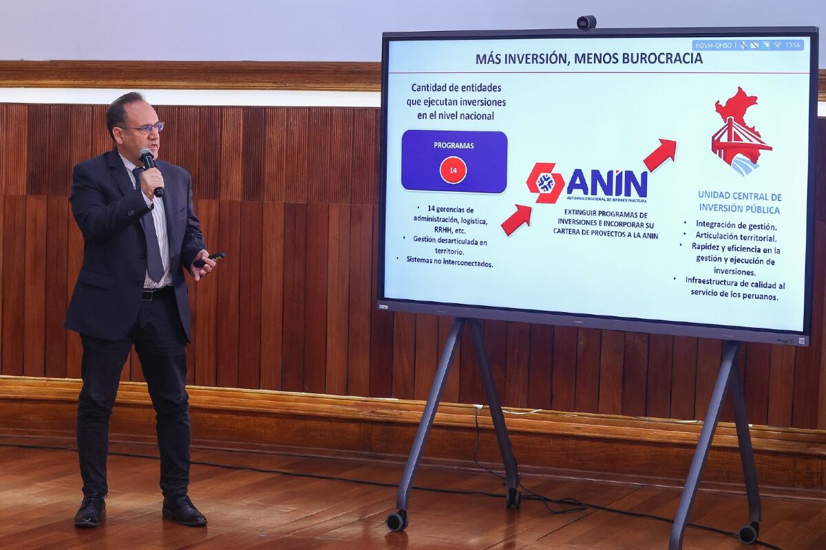 El ministro de Economía explicó que esta medida busca eliminar duplicidades, mejorar la ejecución de obras y generar un ahorro estatal de hasta 4,000 millones de soles anuales desde 2026. FOTO: PRESIDENCIA