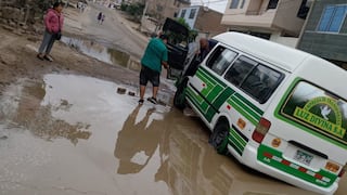 Trujillo: Combi con pasajeros queda atrapada tras colapso de desagüe en El Porvenir