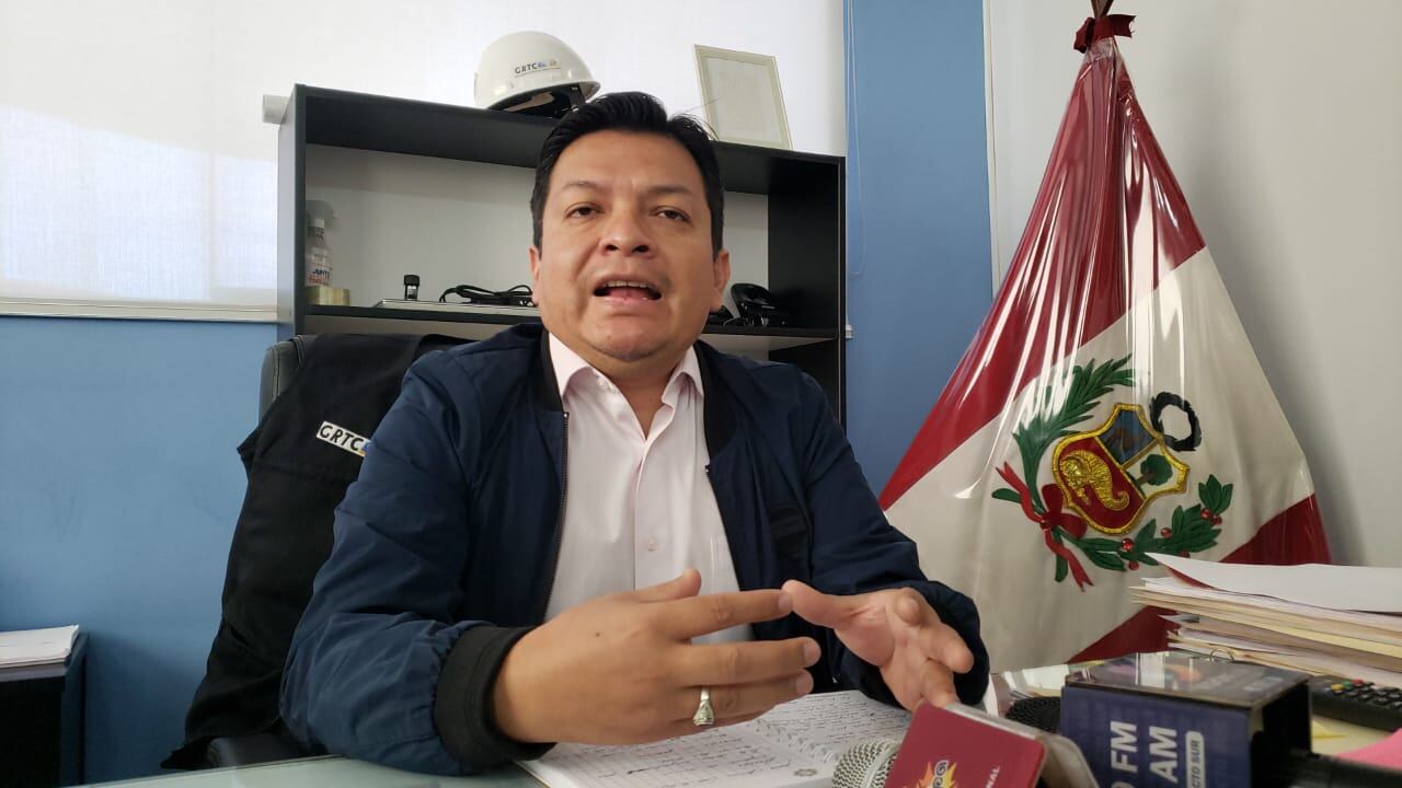 El funcionario recaba información sobre accidente para tomar decisión (Foto: Omar Cruz)