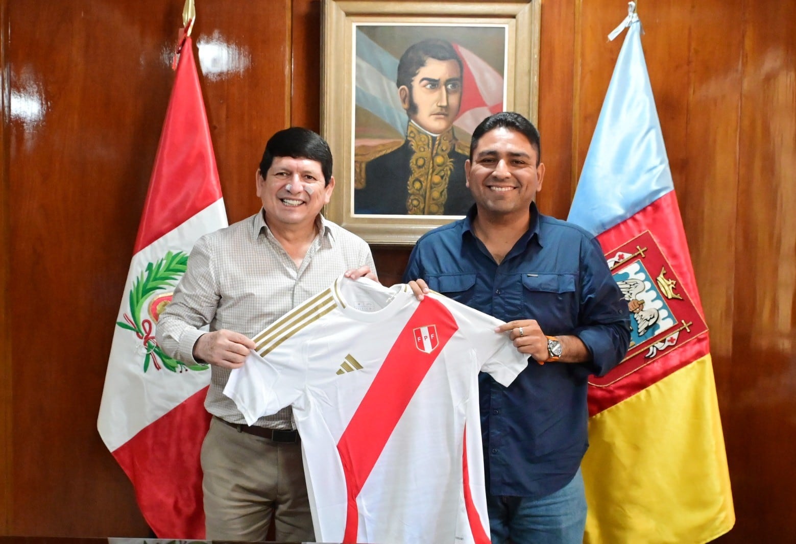 Agustín Lozano y alcalde de Piura Francisco Cevallos, firmaron convenio.