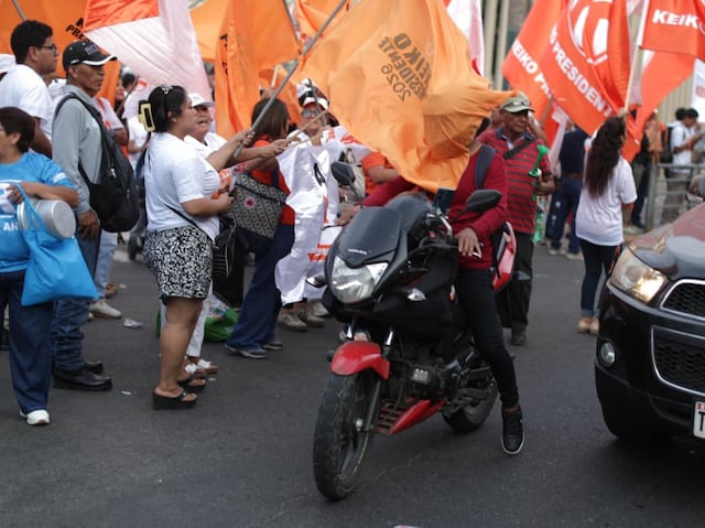 Simpatizantes de partidos llegan a exteriores del Centro de Convenciones por debate presidencial (Foto: Julio Reaño/GEC)