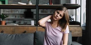 Dolor articular persistente, hormigueo, molestias abdominales recurrentes y cambios menstruales son algunas señales que ameritan evaluación médica, según especialistas.