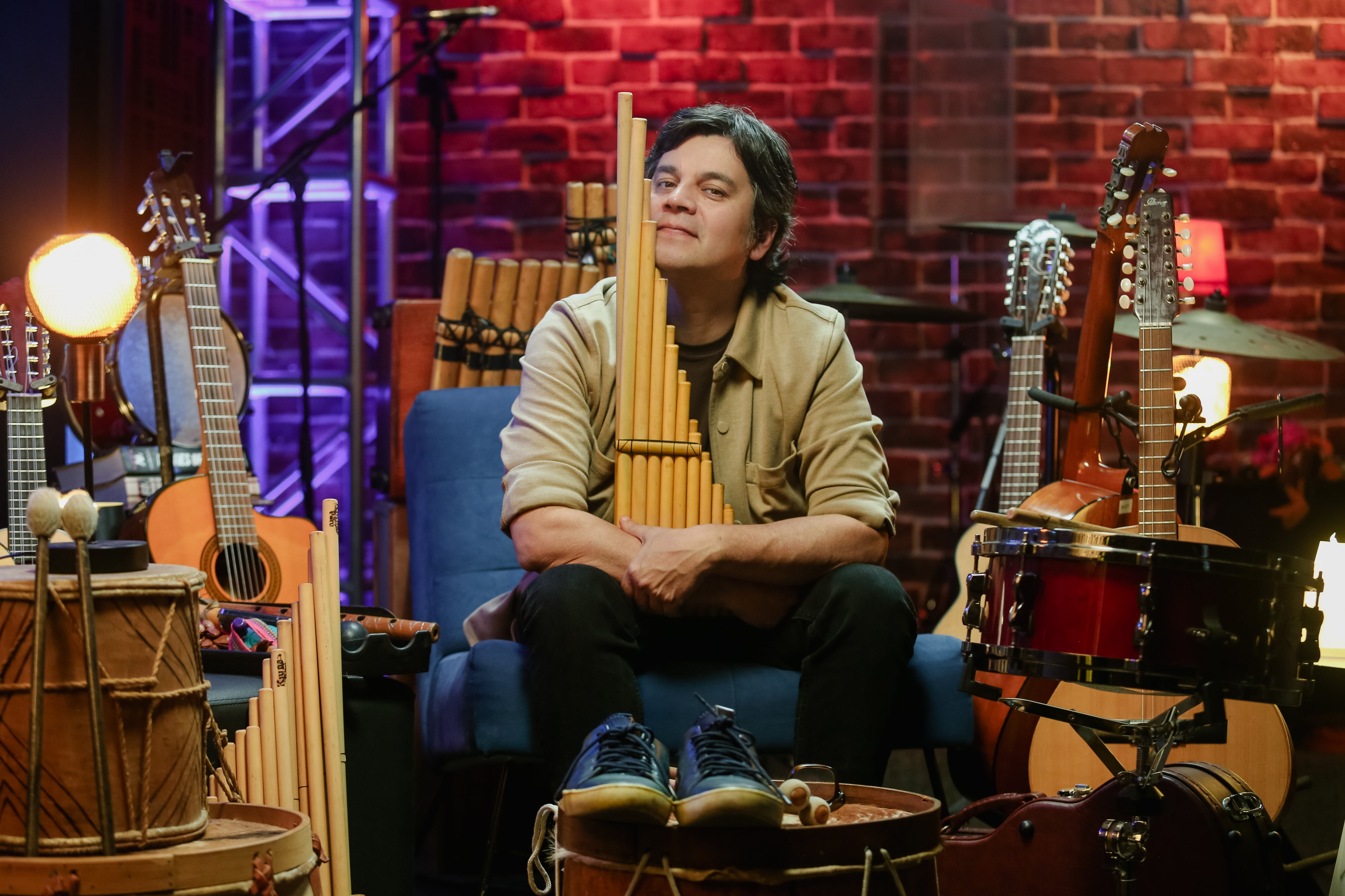 El músico peruano recorrerá siete ciudades del país luego de protagonizar un encuentro musical con Beoga, agrupación irlandesa que acompaña a Ed Sheeran en presentaciones internacionales.