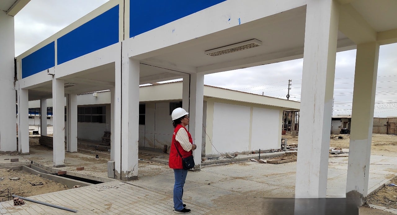 La Contraloría advirtió que las continuas suspensiones y ampliaciones de plazo de obra, generan el riesgo de deterioro de las partidas ejecutadas y la afectación del servicio educativo. También presenta deficiencias técnico constructivas y signos de deterioro prematuro en los trabajos ejecutados