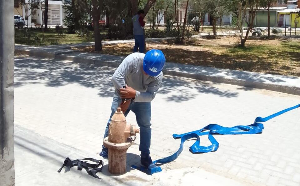 Purgas en grifos contraincendios en Piura