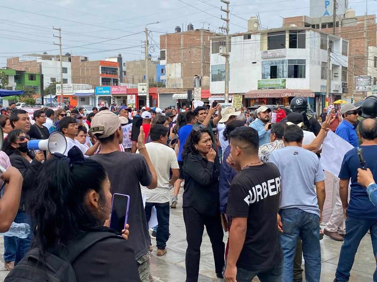 Se le denunciuó por el delito de difamación en agravio del arqueólogo Ricardo Morales. Decenas de seguidores le brindan su respaldo en exterior del Poder Judicial.