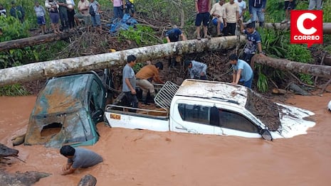 Satipo: Crecida de riachuelo arrastra dos camionetas