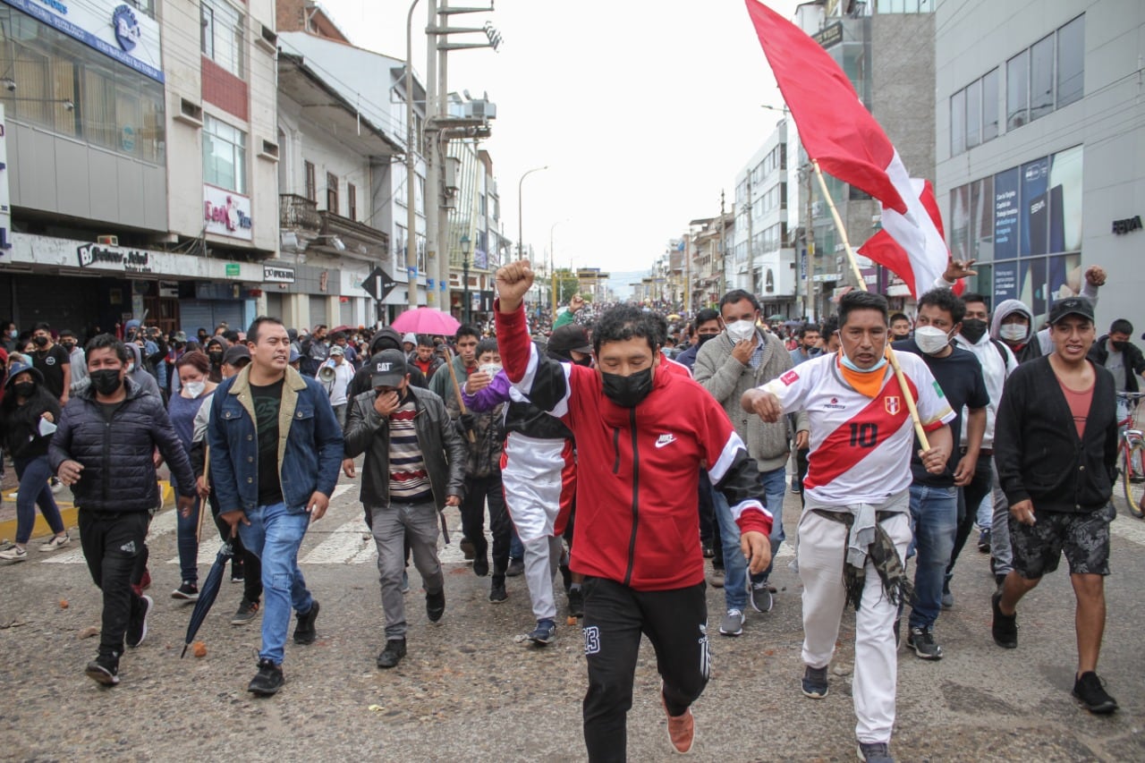 La sede de la Municipalidad Provincial de Huancayo también acabó con las lunas rotas, mientras que a las afueras de las instalaciones del Gobierno Regional de Junín se registró una gran cantidad de personas protestando.(Foto: Adrián Zorrilla/@photo.gec)