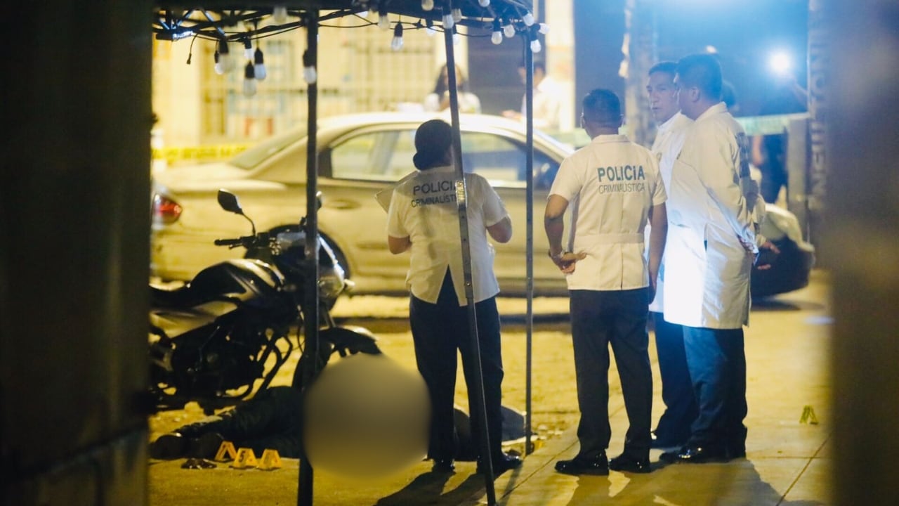 Peritos de criminalística recogen pistas para identificar el móvil del crimen.