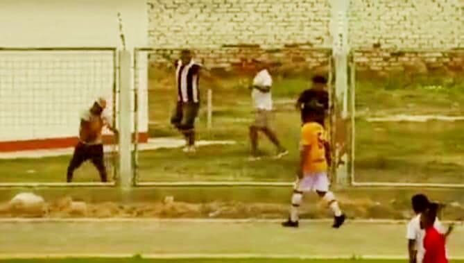 Desadaptados hinchas atacan a pedradas a simpatizantes de Deportivo Municipal.