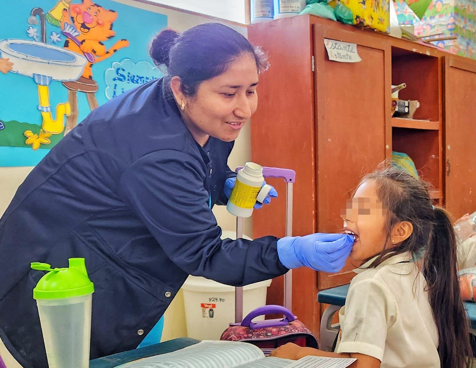 Desparasitan a niños en la región Piura