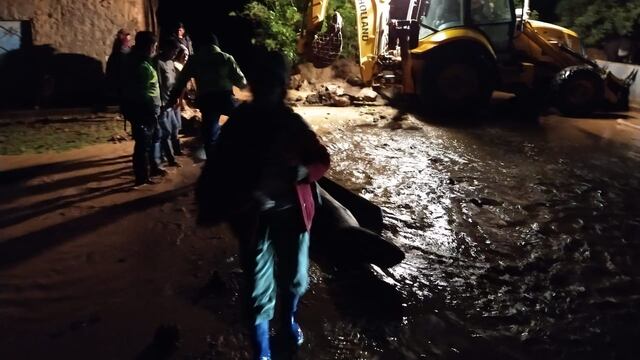 En plena Navidad río se desborda, 81 viviendas se inundan y agua arrasa con cultivos en Jauja (VIDEO)