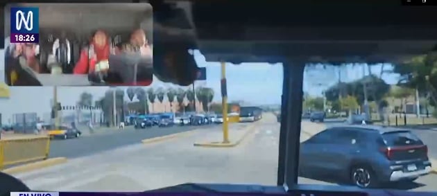 Cámaras de seguridad registraron la maniobra del vehículo de emergencias para evitar el impacto en la intersección de la avenida Paseo de la República. FOTO: CAPTURA CANAL N.